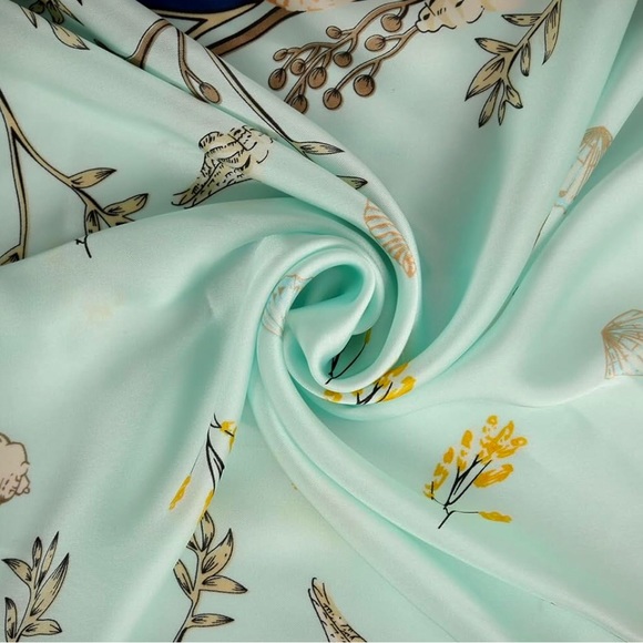 Floral scarf - Picture 3 of 3